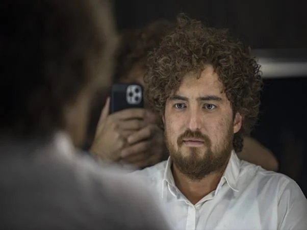 핸드폰 보다. 종이가 의외로 더 편리합니다.